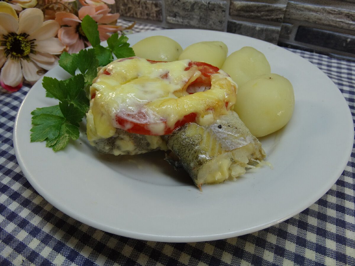 Кулінари розповіли, як приготувати найсмачніший минтай за лічені хвилини – під сирною шапкою