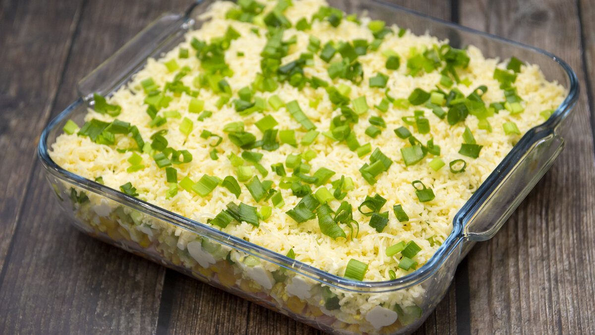 Кулінари розповіли, як приготувати оригінальний салат з ковбасою та овочами шарами