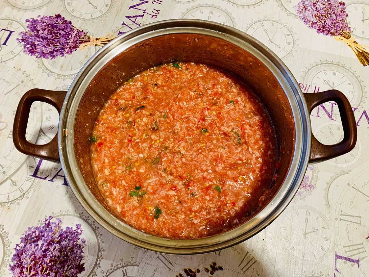 Кулінари розповіли, як приготувати смачні томати на зиму з часником – ароматний рецепт