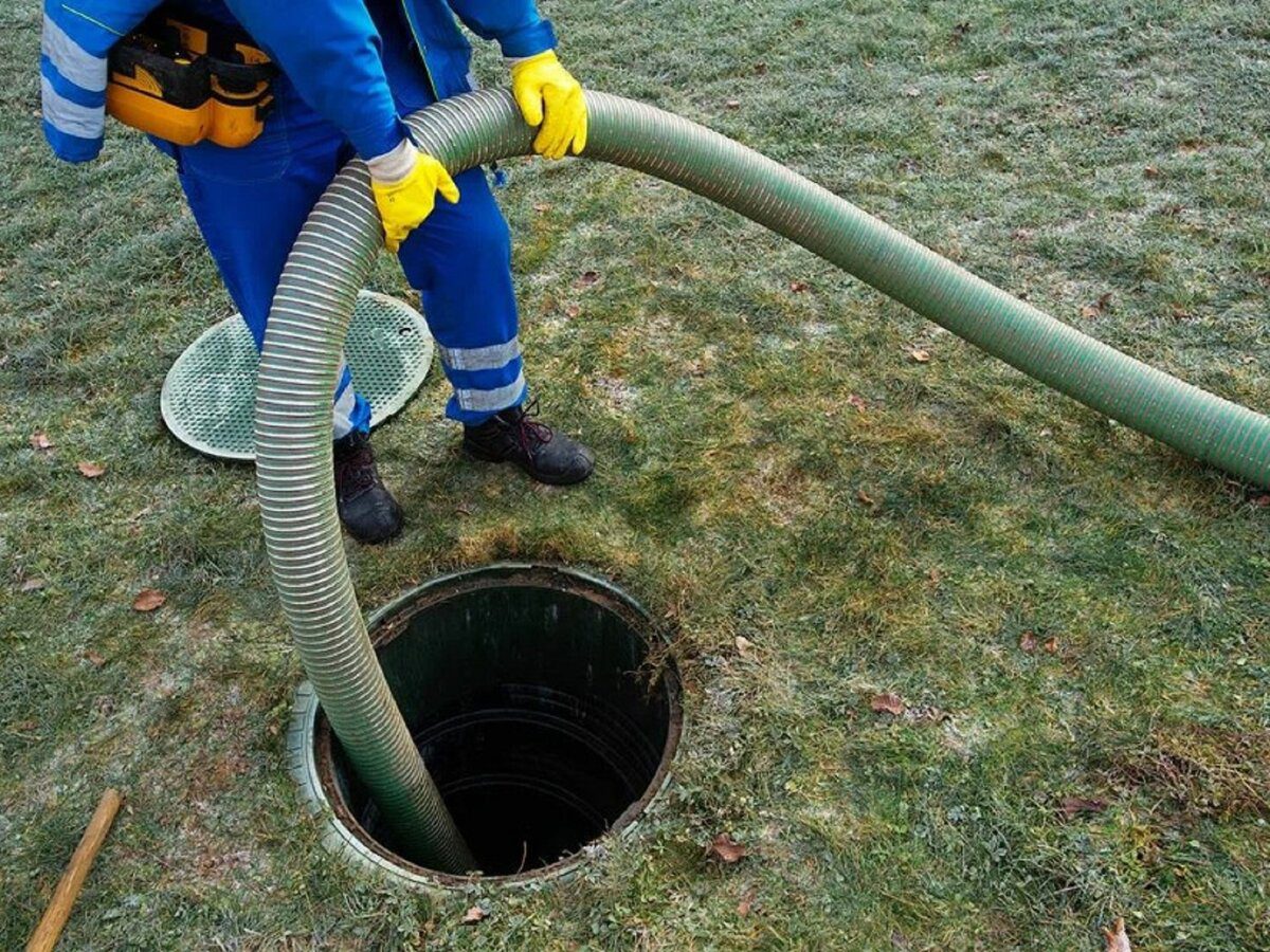 Експерти розповіли, як очистити вигрібну яму без відкачування доступним засобом
