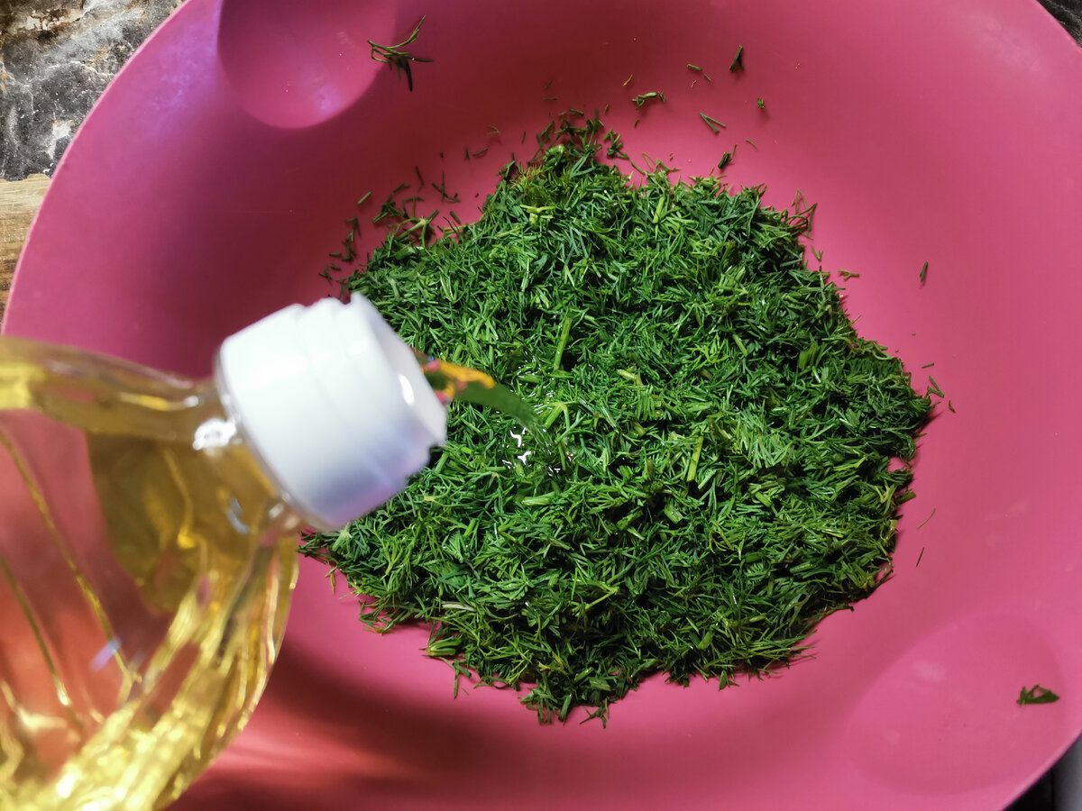 Експерти розповіли, як правильно мити кріп, петрушку й іншу зелень від мікробів та бруду