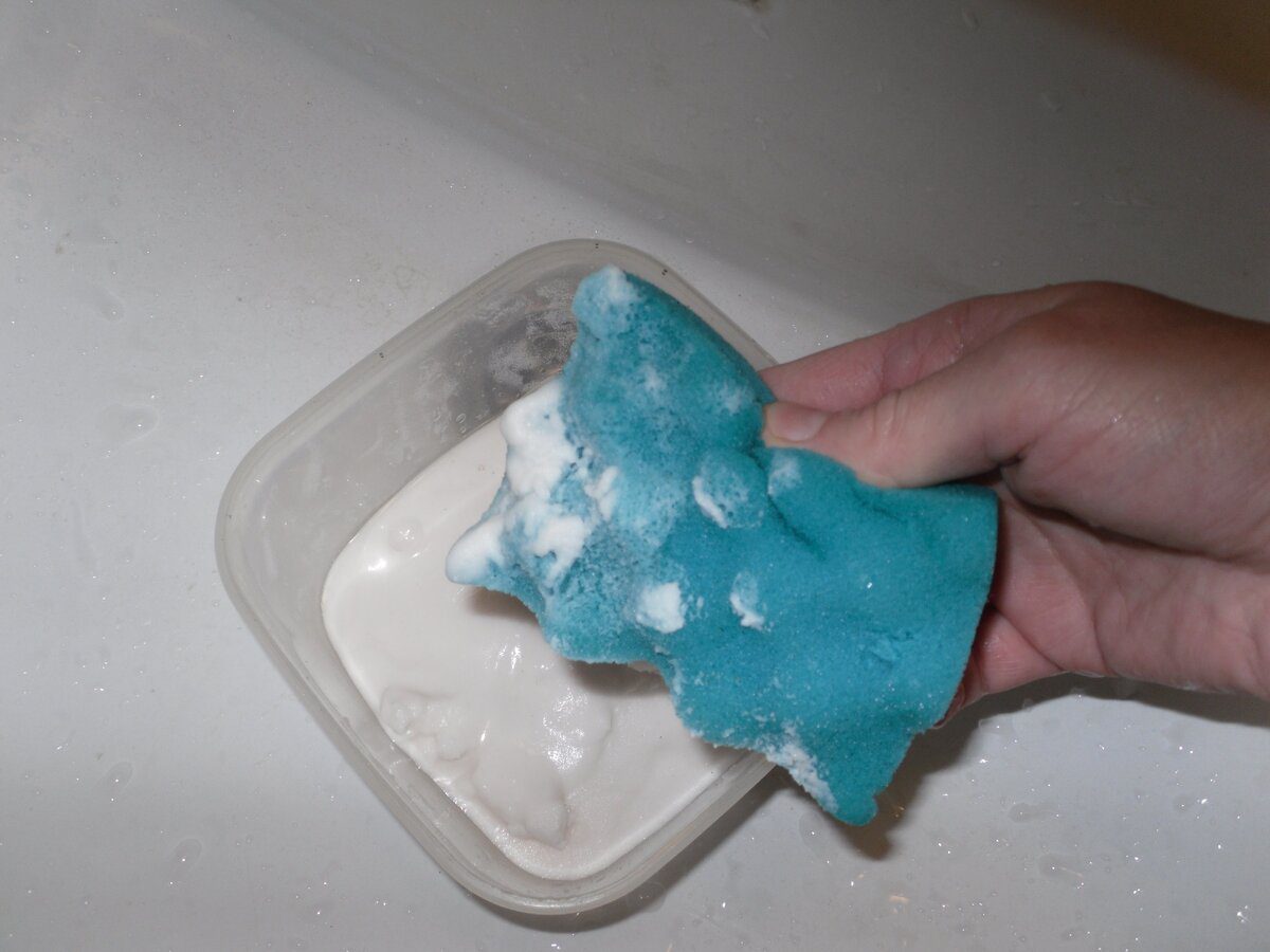 Господині розповіли, як просто та без зайвого клопоту очистити плитку у ванній кімнаті надовго