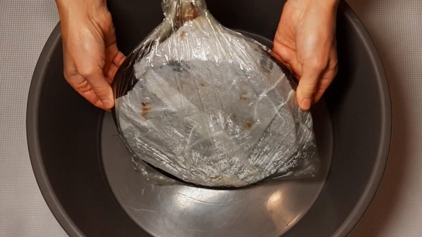 Господині показали, як швидко відмити сковорідки від нагару та жиру