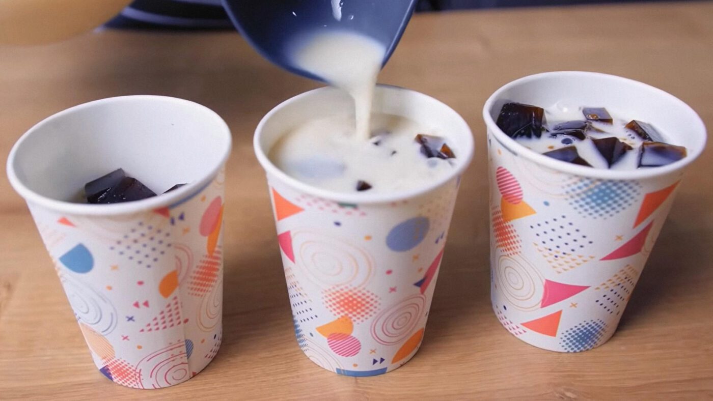 Кондитери показали, як приготувати желейний десерт з кави та молока