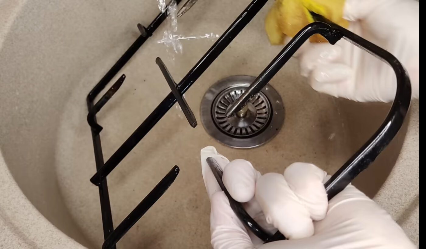 Якими підручними засобами можна відмити нагар на плиті