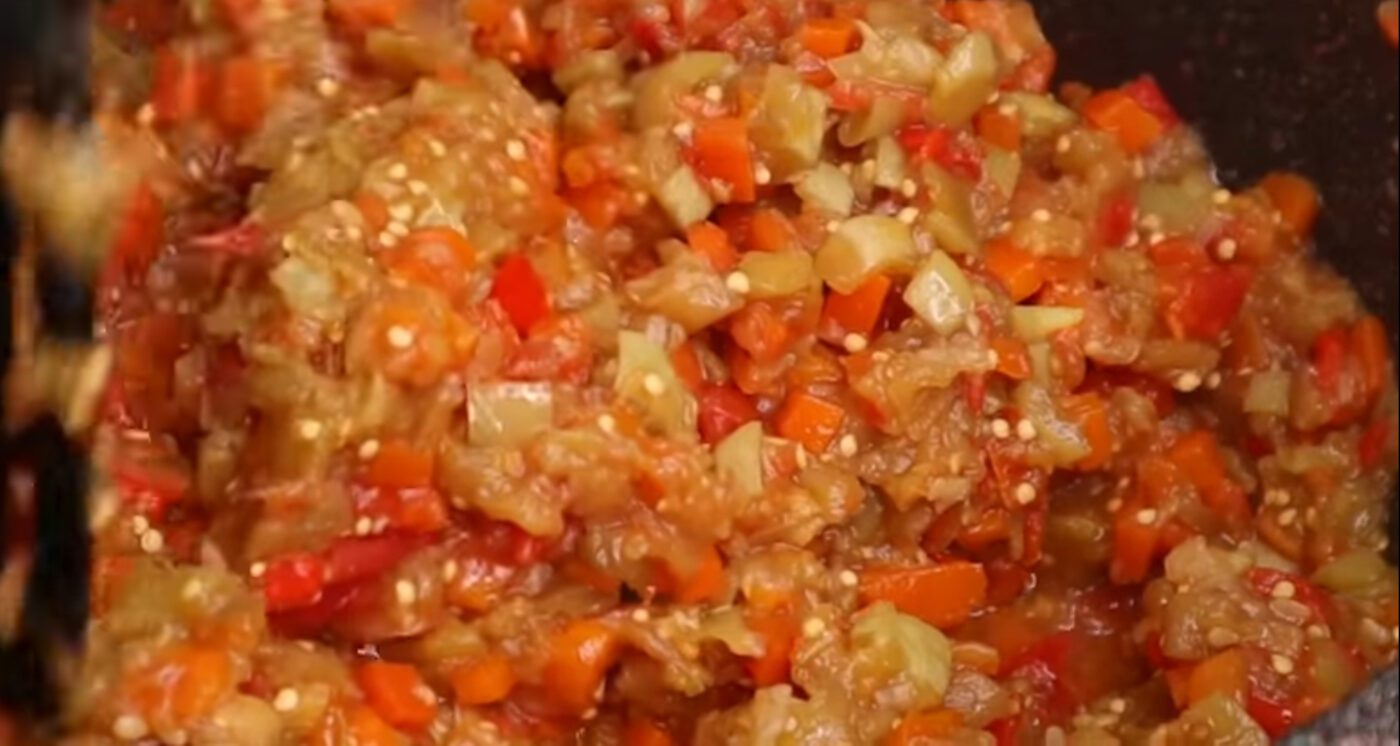 Салат-рагу із кабачків та баклажанів Салат-рагу із кабачків та баклажанів