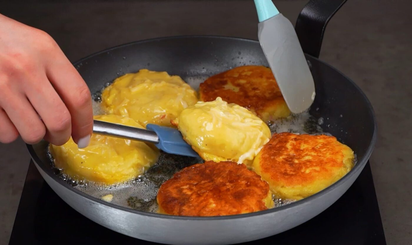 Як приготувати хрусткі оладки з картоплі та сиру