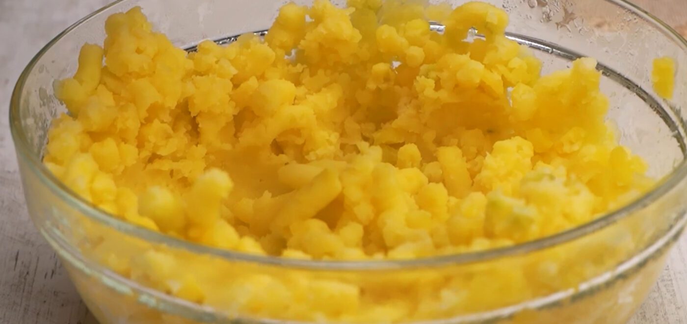 Як приготувати хрусткі оладки з картоплі та сиру