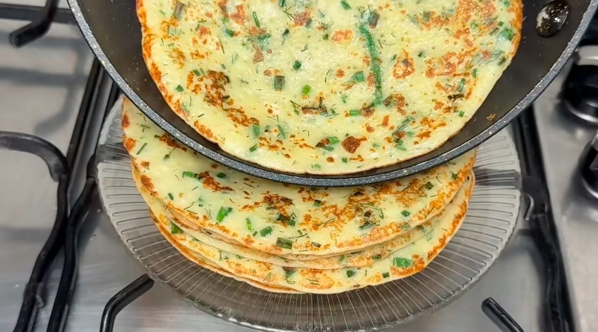 Як готувати смачні млинці з сиром й зеленню