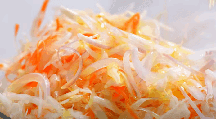 Господинь та кухарів закликають ретельно мити капусту: ополіскування недостатньо, і ось чому Лікарі розповіли, чому важливо добре мити капусту перед приготуванням