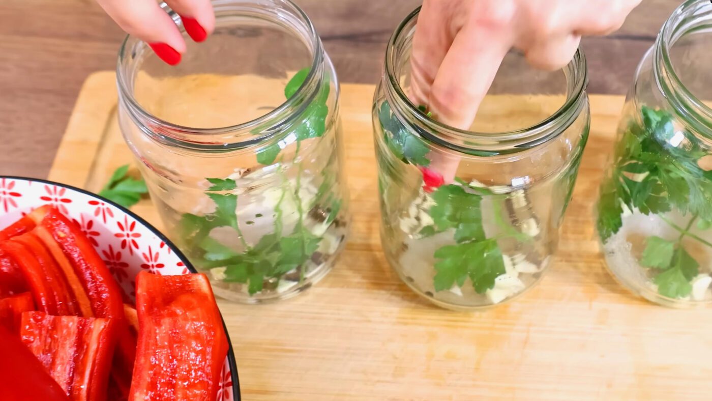Кухарі показали, як правильно консервувати перець шматочками