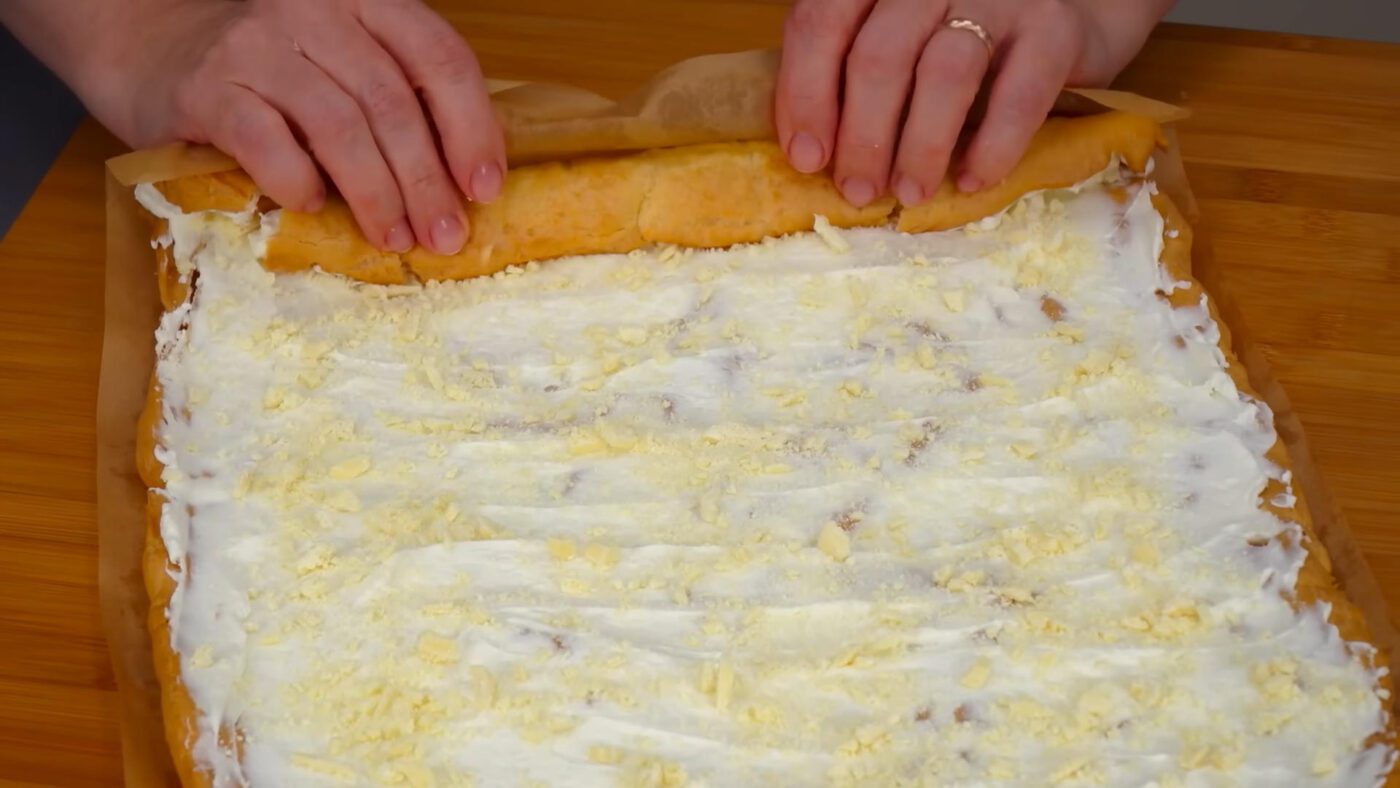 В рулет із заварного тіста крім шоколаду можна додати цукати, горішки чи родзинки