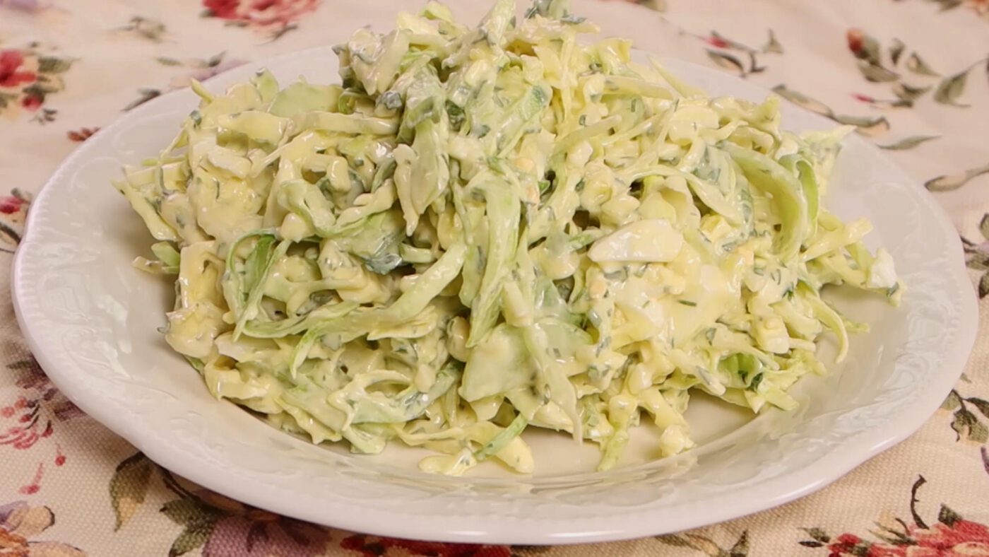 Низькокалорійний салат з капустою та яєчно-сметанною заправкою