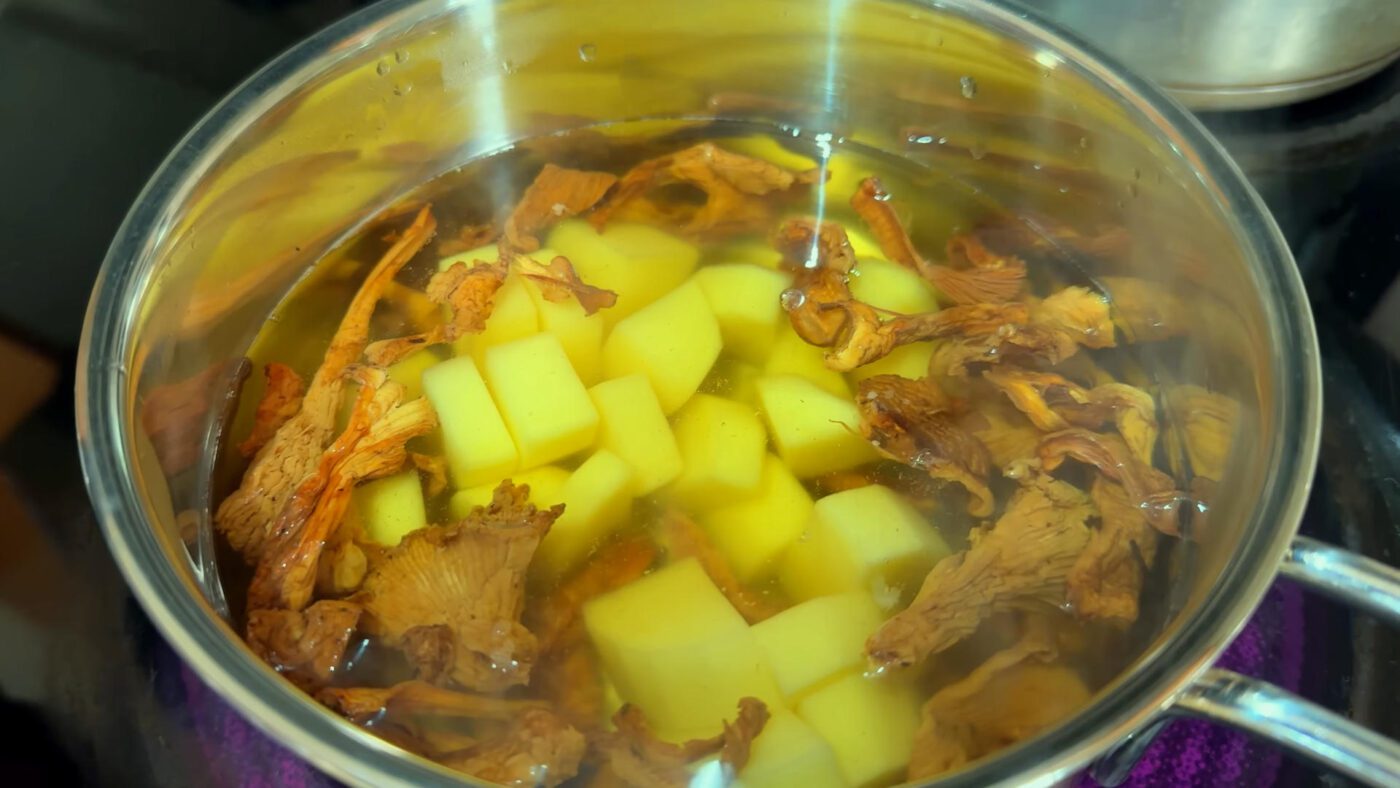 Кулінари поділилися рецептом смачного, ситного та легкого грибного супу