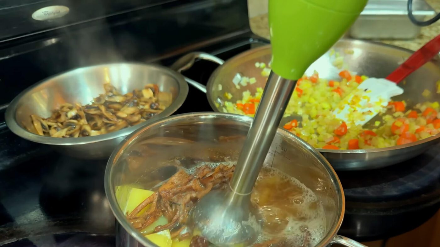 Якщо готуєте супи на бульйоні, то дуже зручно заморожувати його заздалегідь у пляшках чи контейнерах