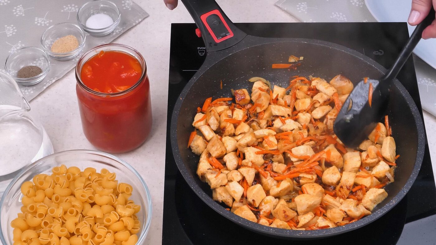 Покроковий рецепт макаронів з куркою та овочами на сковорідці