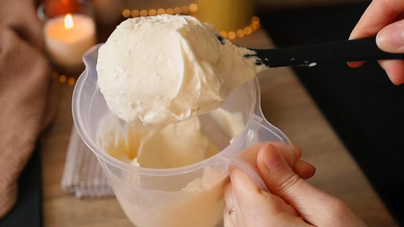 Начинку можна робити для попереднього заморожування чи збирання десерту одразу без морозилки