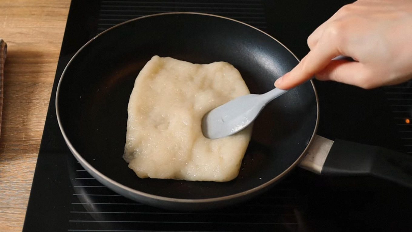 Після повного заварювання тіста прогрівайте його ще 1 хвилину, а потім знімайте з пательні