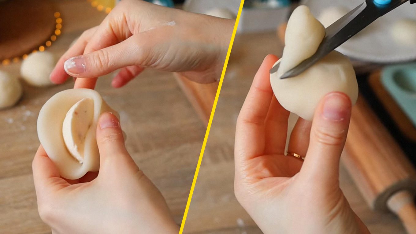 На зібраному моті залишаться борозенки, як на хінкалі, які треба зібрати у хвостик і обрізати його