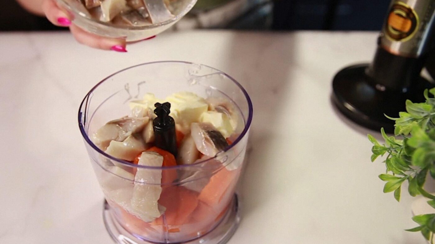 Проста намазка з оселедця та моркви на хліб та багет