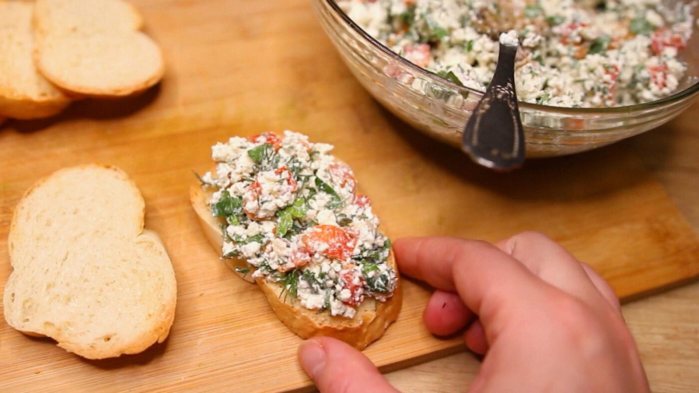 Намазка на підсушений багет з домашнього сиру та свіжого перцю