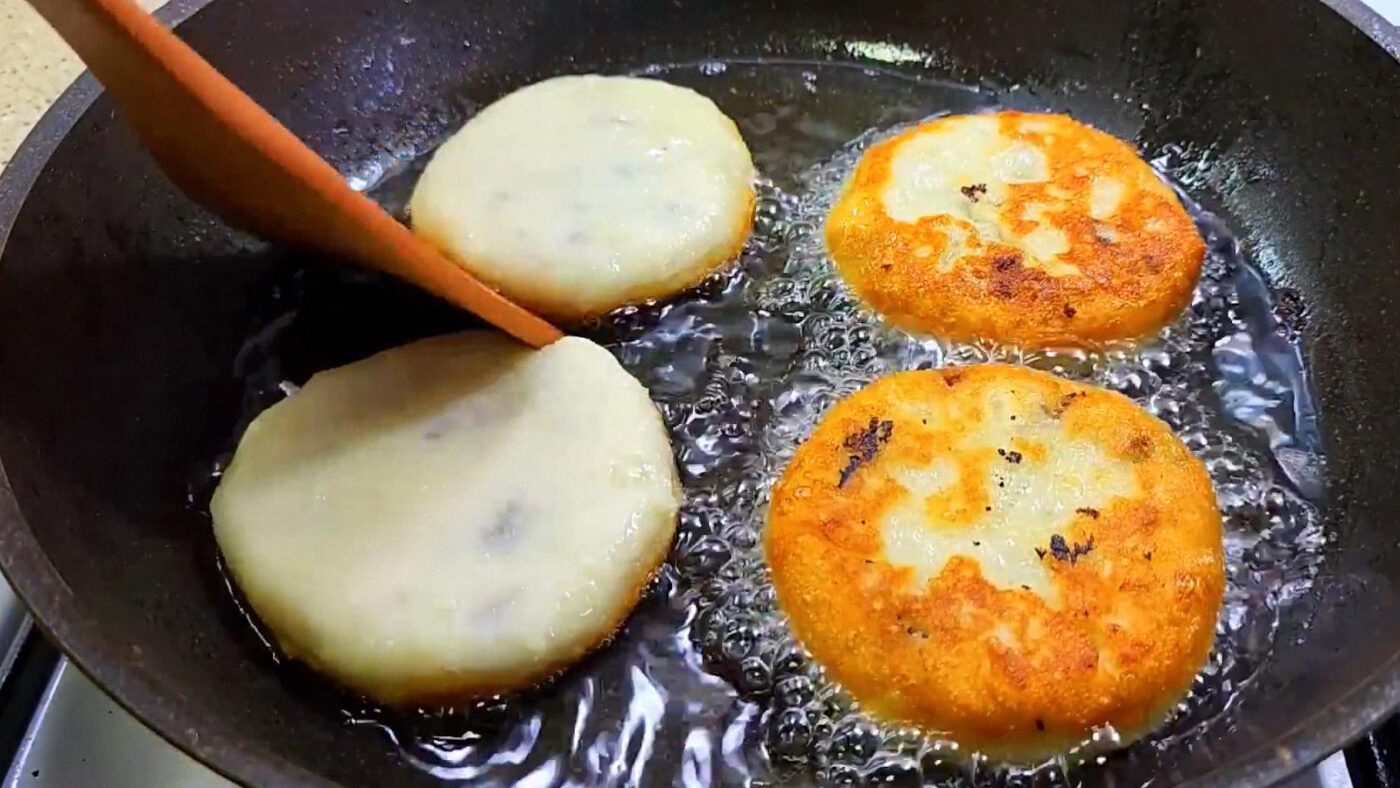 Покроковий рецепт пиріжків із заварним тістом та фаршем