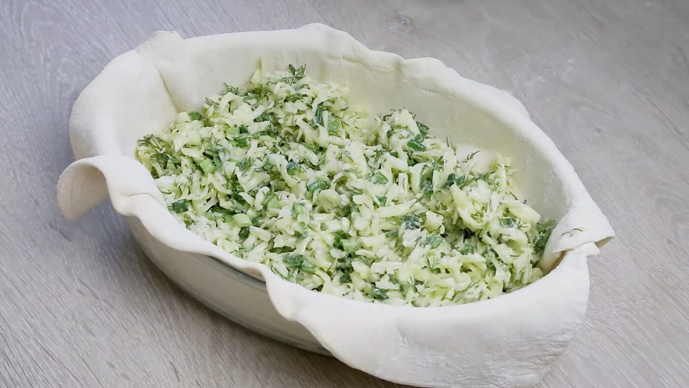 Простий рецепт пирога з листкового тіста і начинки з сиру та зелені