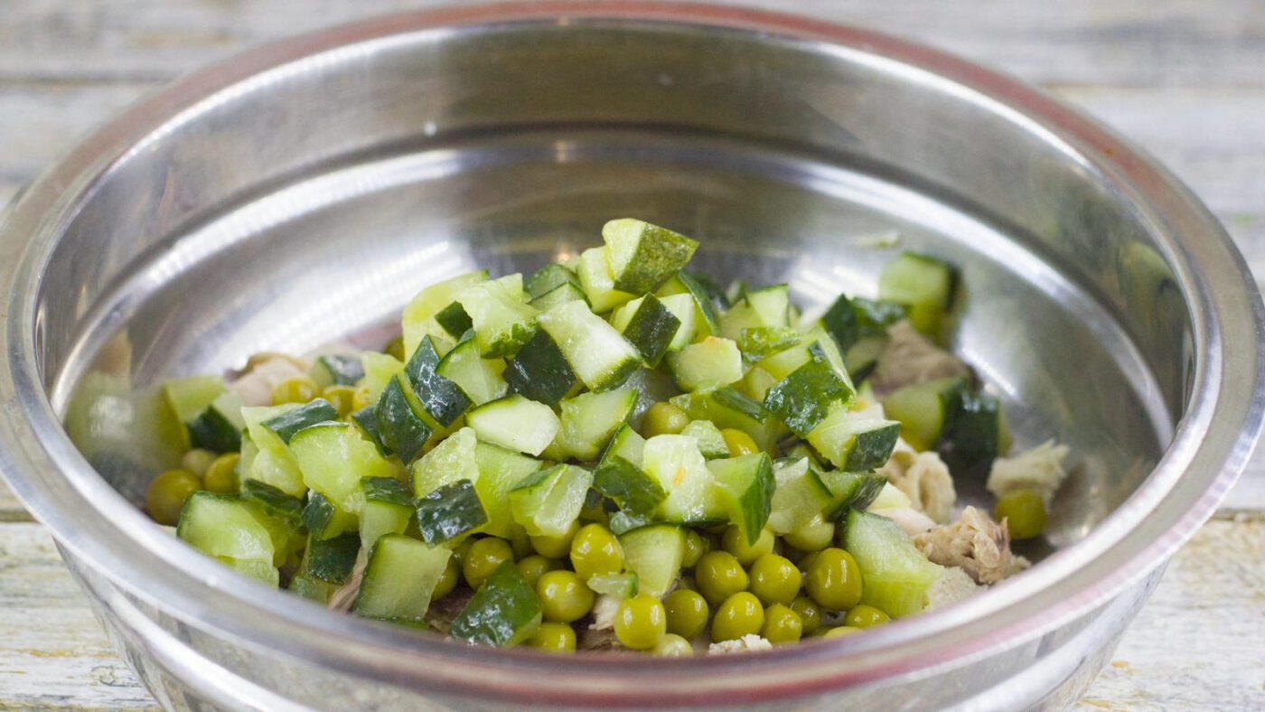 Покроковий рецепт салату Столичний з копченою куркою