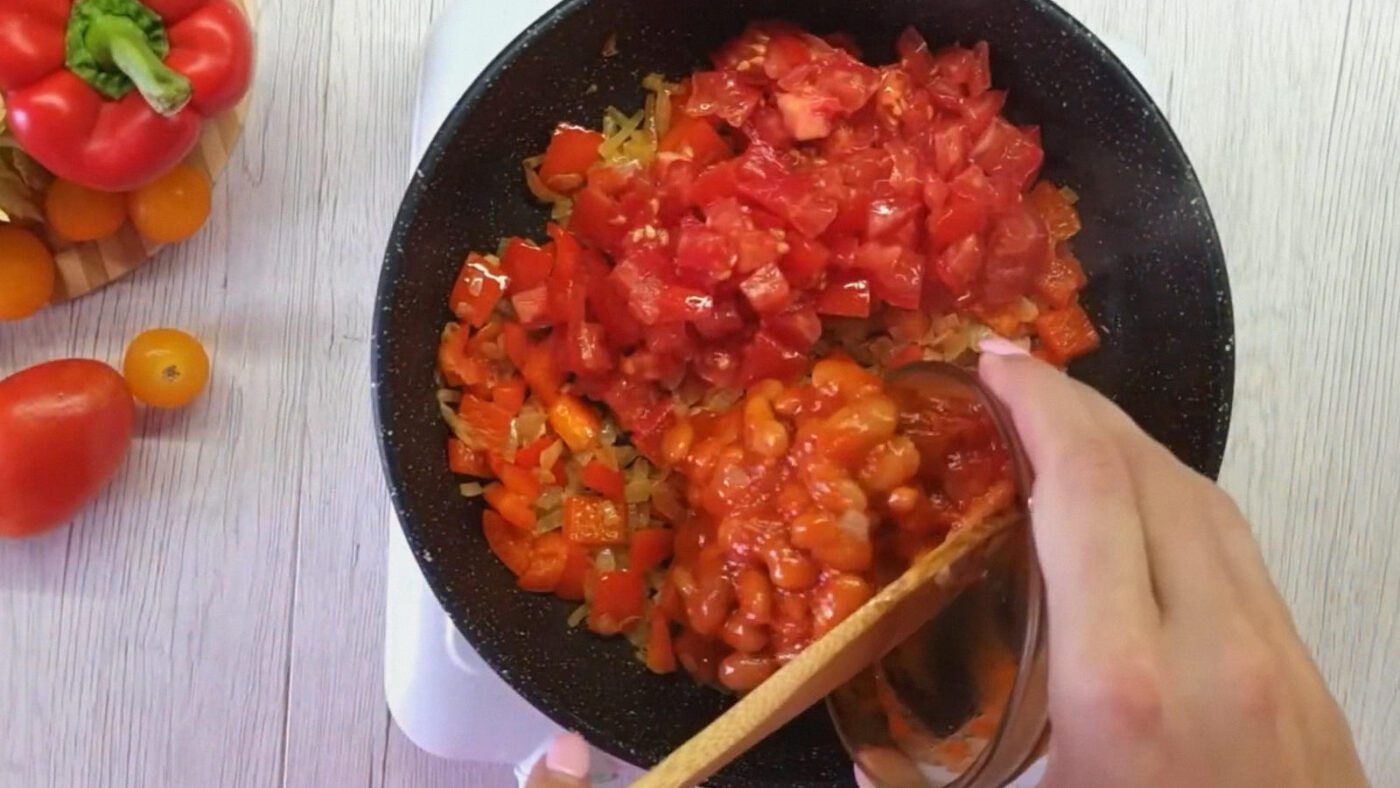 Кулінари показали, як приготувати смачну шакшуку з квасолею