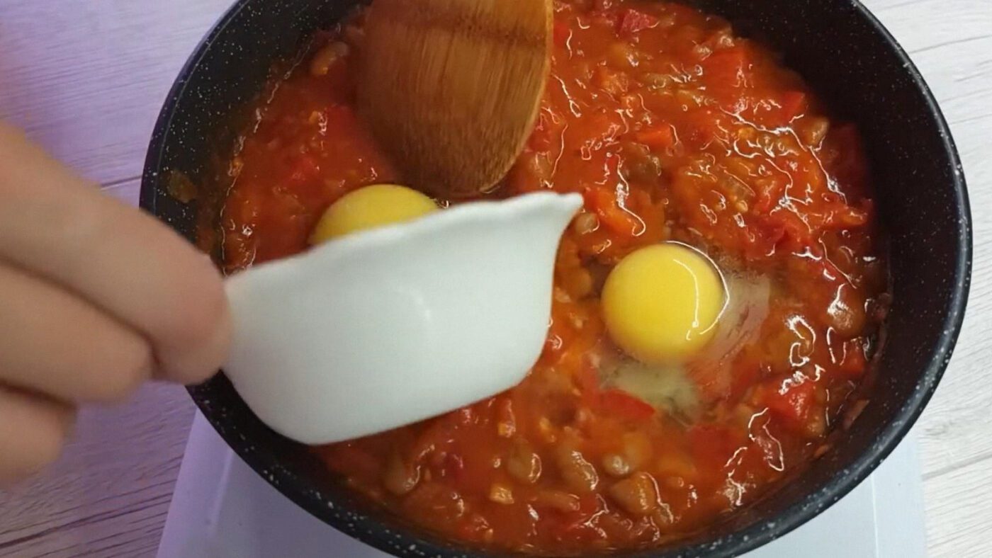 Кулінари показали, як приготувати смачну шакшуку з квасолею