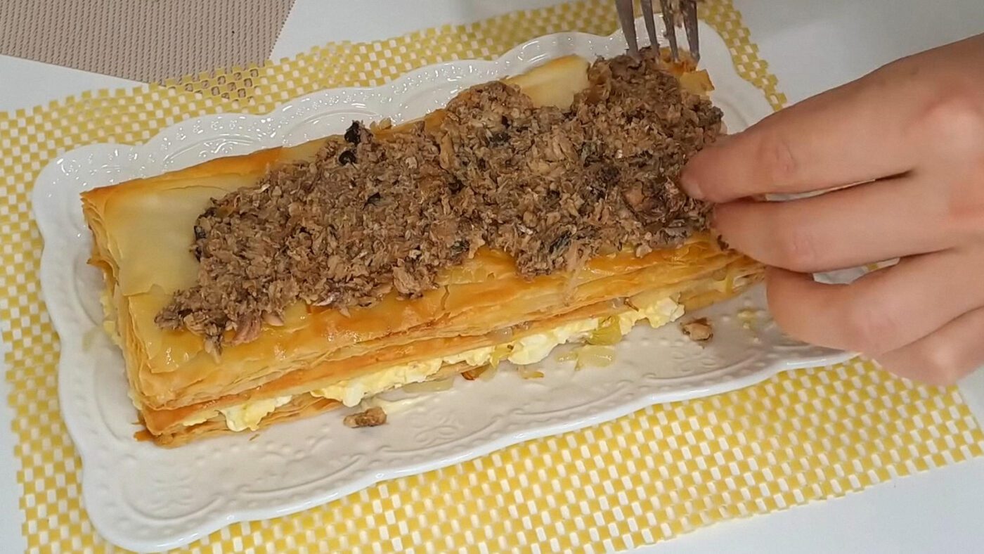 Покроковий рецепт солоного наполеона з яйцем, шпротами та сиром