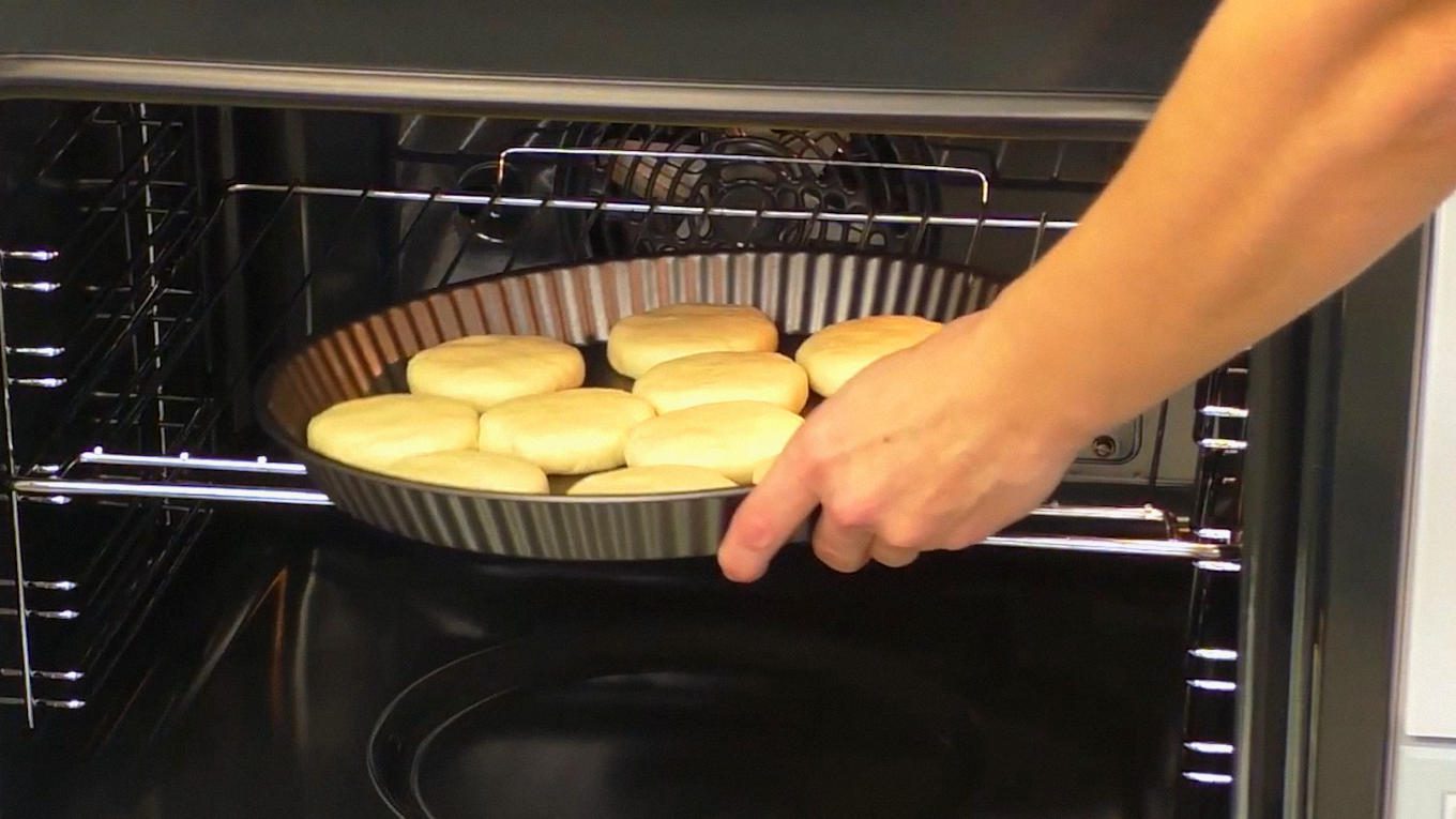 Кулінари показали, як приготувати смачні та пухкі сирники в духовці