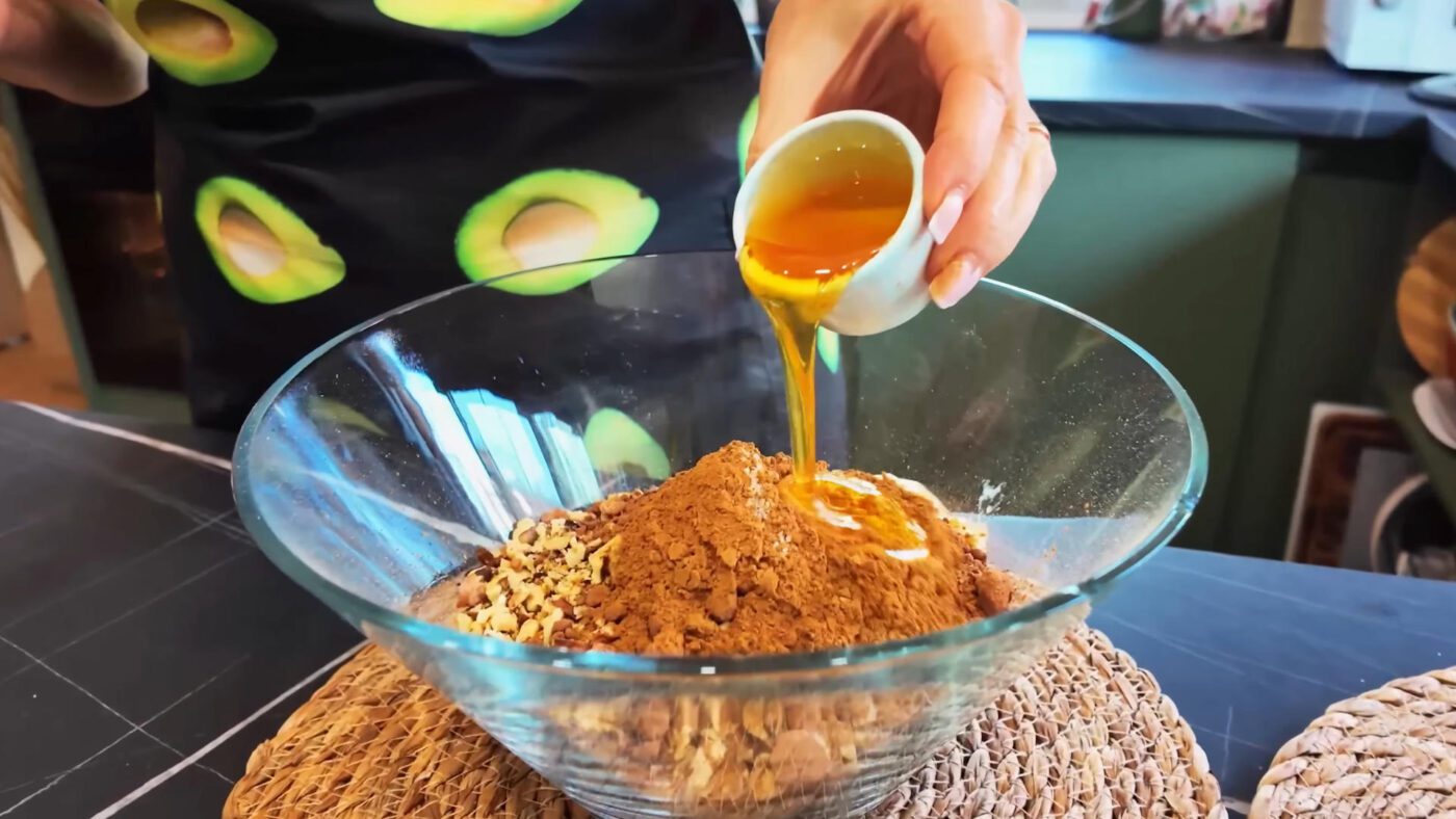 Кухарі поділилися рецептом торта без цукру, борошна та випікання