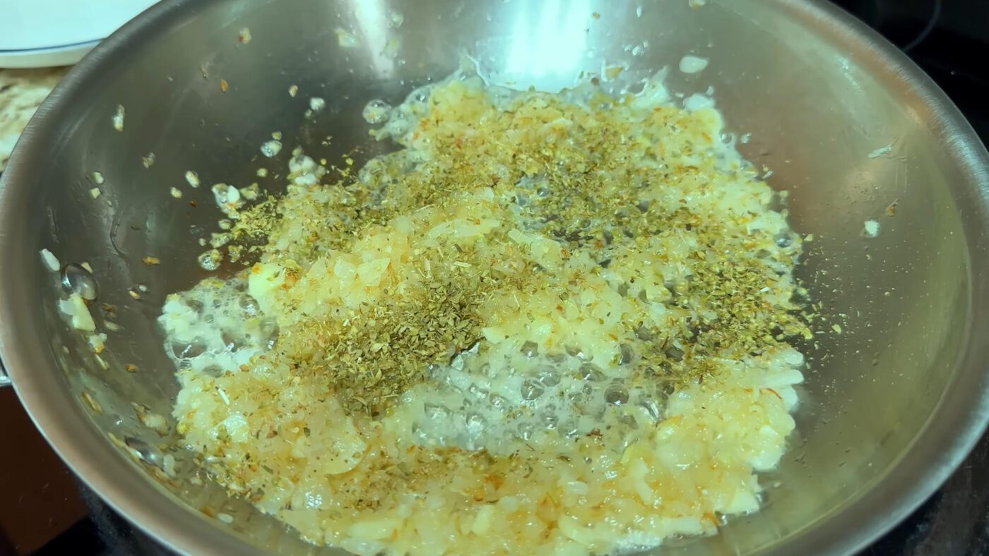 Рецепт смачних макаронів з томатним соусом, італійськими травами та консервованою рибою