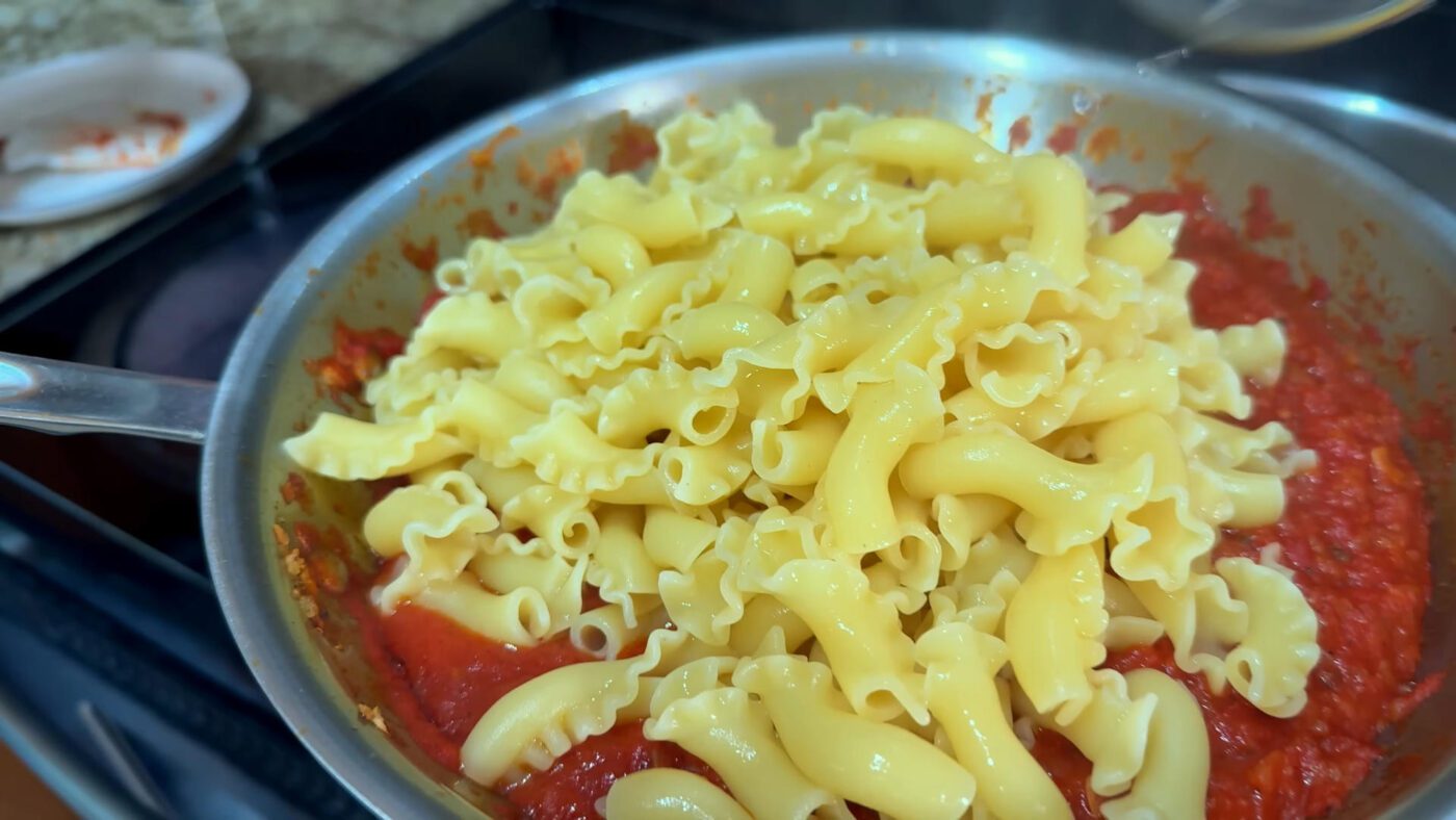 До макаронів з томатним соусом можна додати абсолютно будь-яку консервовану рибу шматочками