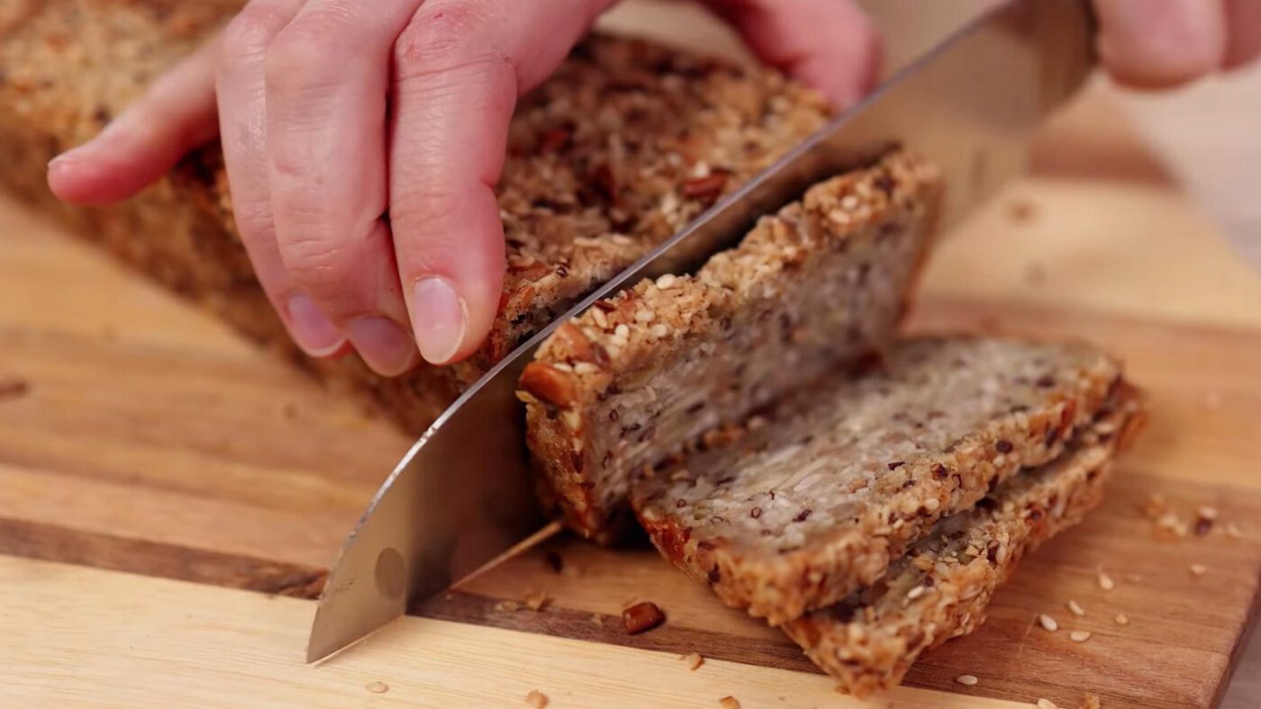 Хлібець готується без цукру, тому його можна подавати разом з медом або сиропом