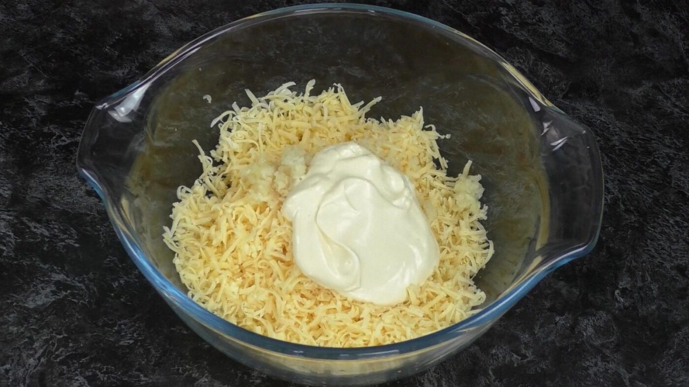 Сирно-часникова намазка – простий рецепт, який сподобається всім