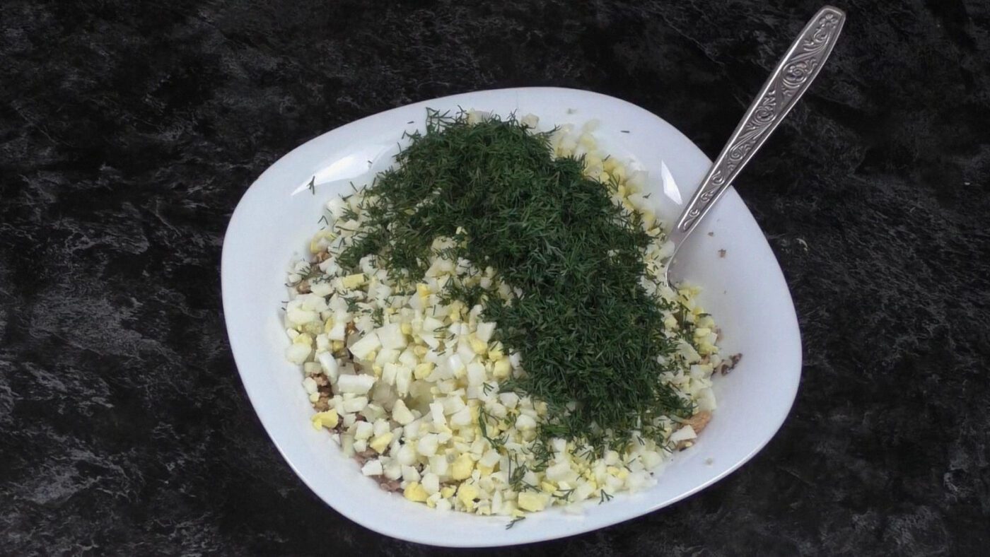 Можете спробувати готувати намазку не лише з сайрою, а й з іншою консервованою рибою