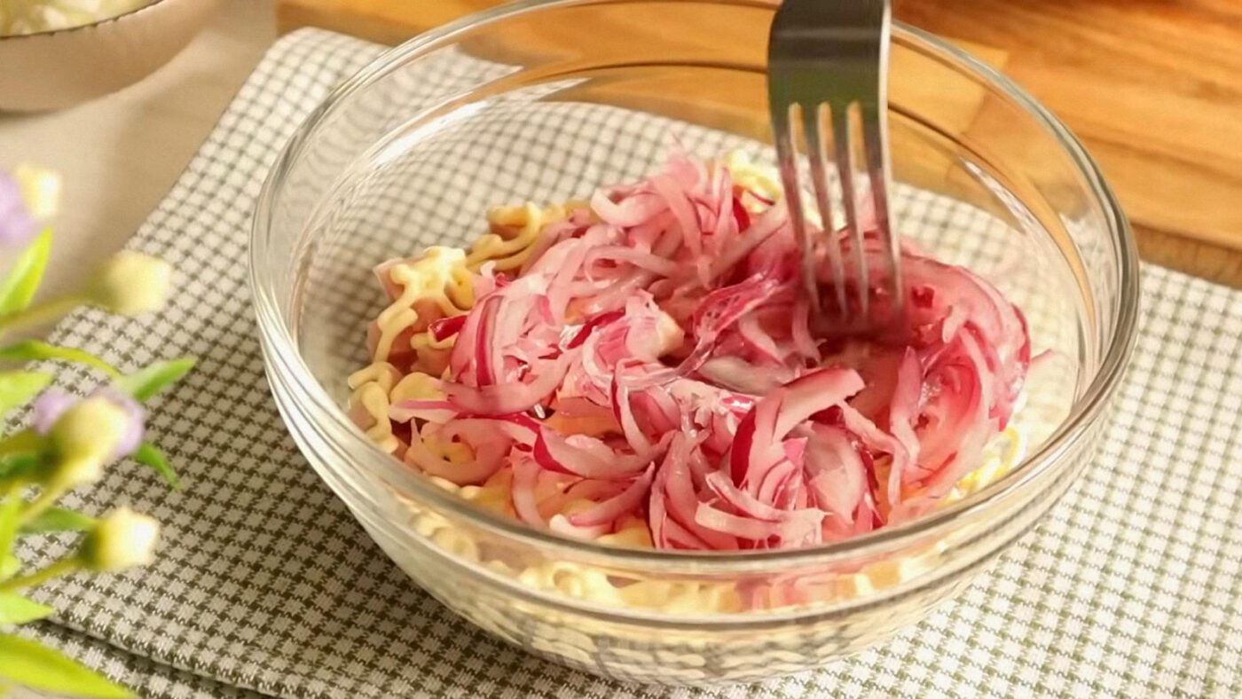 Якщо хочете зробити салат без м'ясного шару, то можна замінити його обсмаженими печерицями