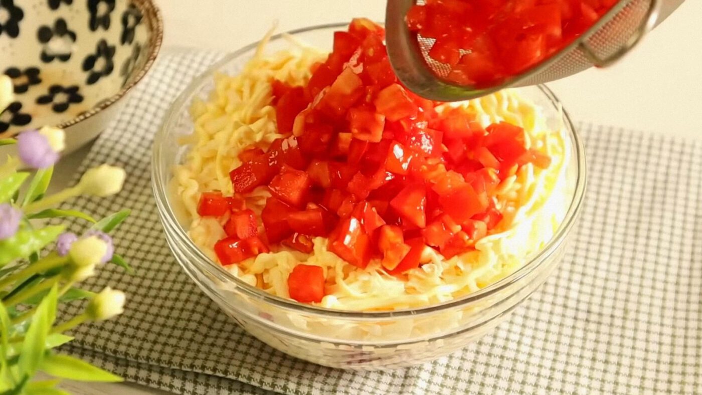 Смачний шаровий салат з шинкою, помідорами та плавленим сирком