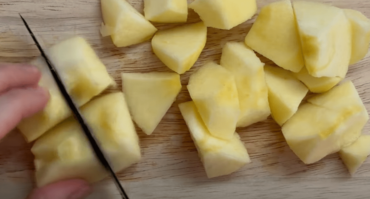 Рецепт простого й смаковитого пирога з яблуками