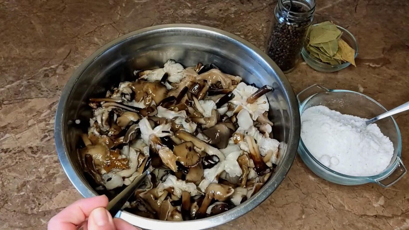 Кулінари пояснили, як правильно засолювати гриби на зиму