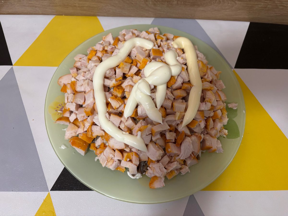 Кулінари розповіли, як приготувати смачний салат із куркою та плавленим сирком – рецепт