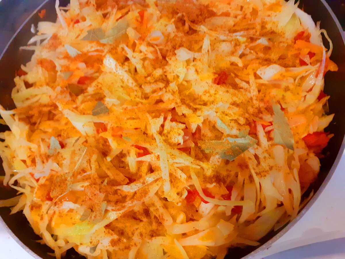 Кулінари розповіли, як приготувати тушковану капусту з яблуками та томатами