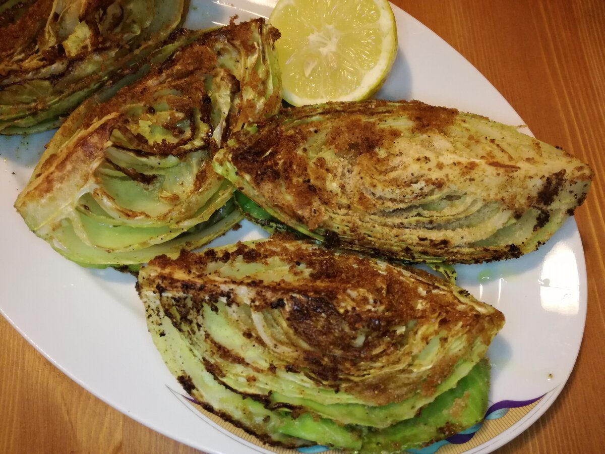 Кулінари розповіли, як приготувати ароматні стейки з капусти із сиром на вечерю – рецепт