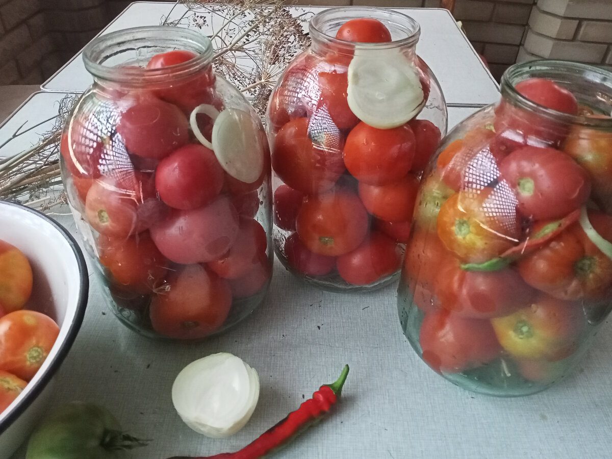 Експерти розповіли, чим можна замінити оцтову кислоту під час приготування консервації