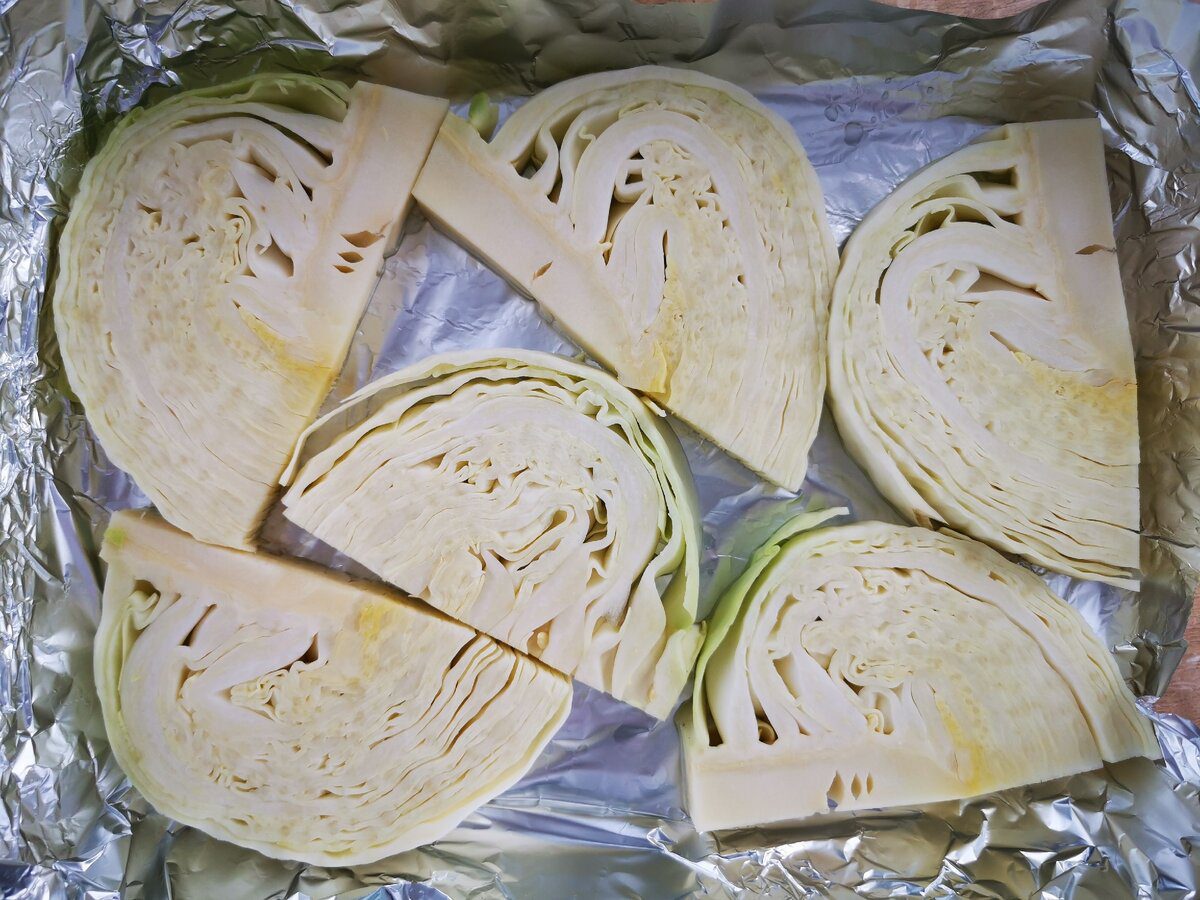 Кулінари розповіли, як приготувати ароматні стейки з капусти із сиром на вечерю – рецепт