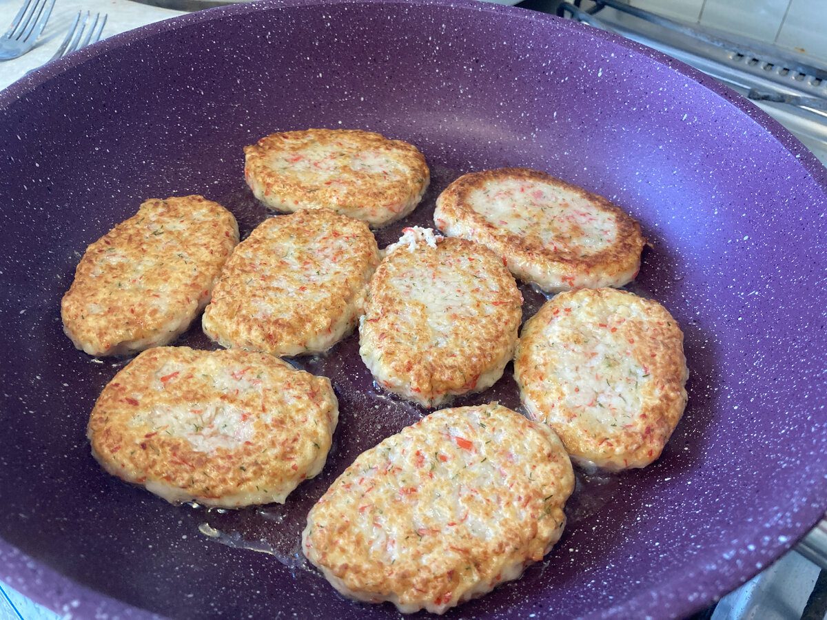 Господині розповіли, як приготувати смачні крабові котлети нашвидкуруч – простий рецепт