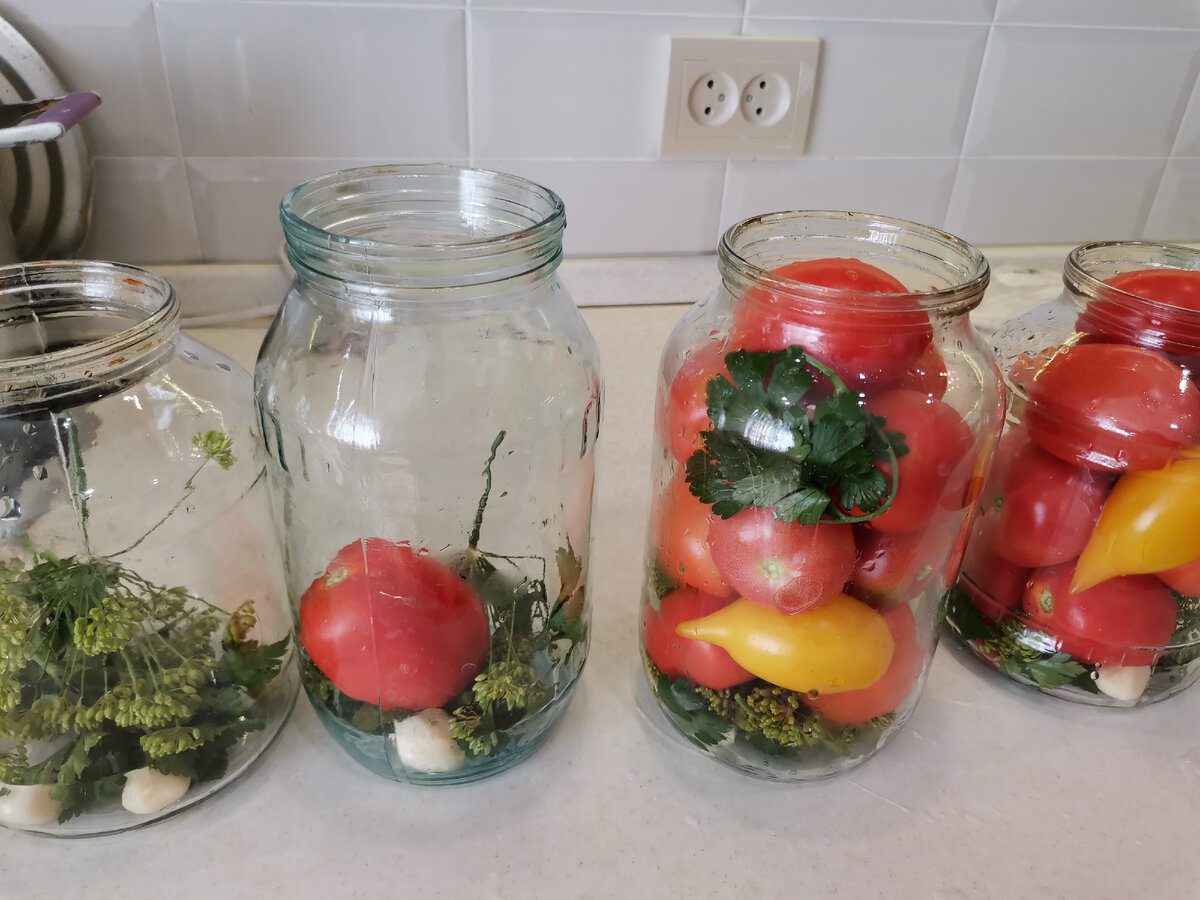 Експерти розповіли, чим можна замінити оцтову кислоту під час приготування консервації