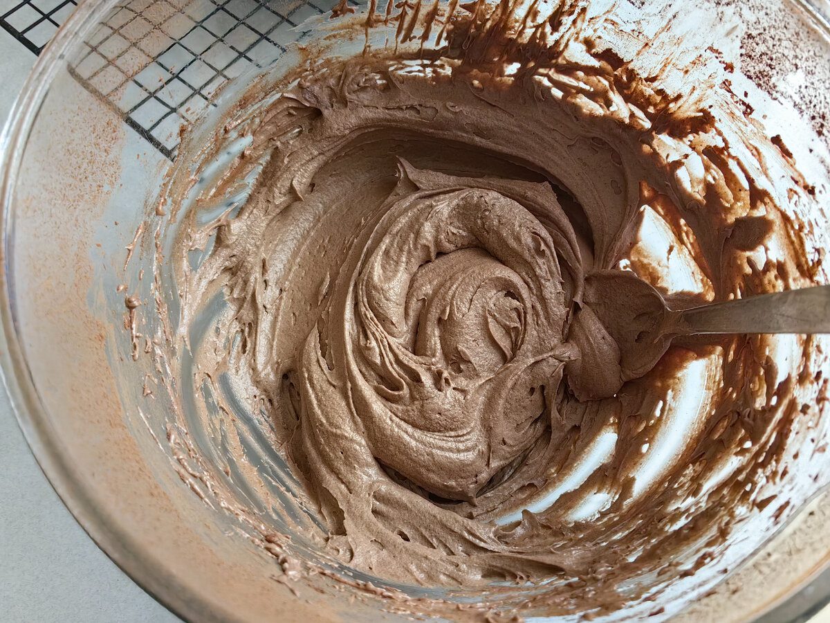 Кулінари розповіли, як швидко приготувати дуже смачний і насичений шоколадний торт